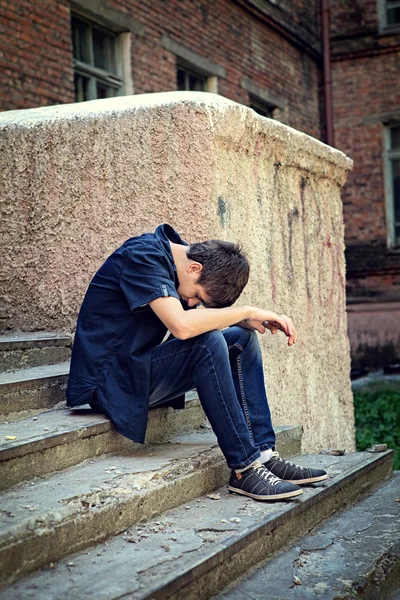 Triste joven hombre al aire libre — Foto de Stock