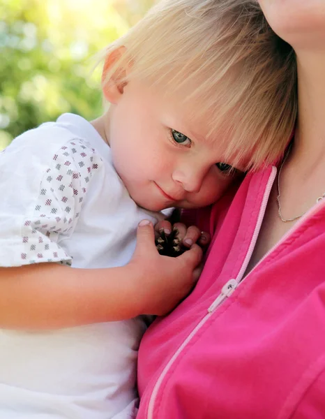 Müdes Kind mit Mutter — Stockfoto