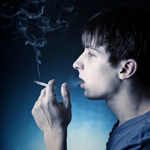 Man med cigarett — Stockfoto