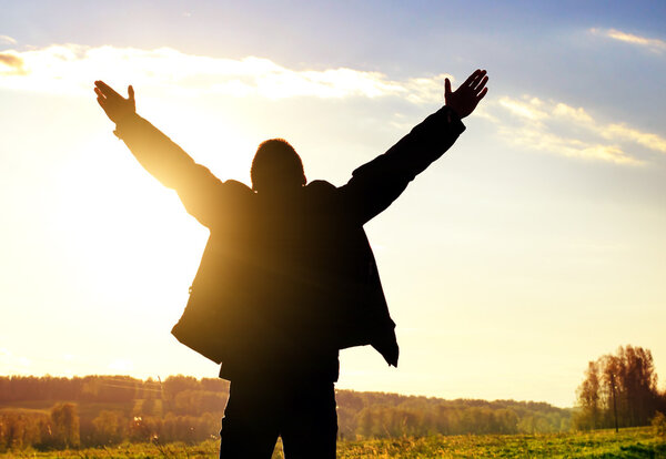Happy Man Silhouette на открытом воздухе

