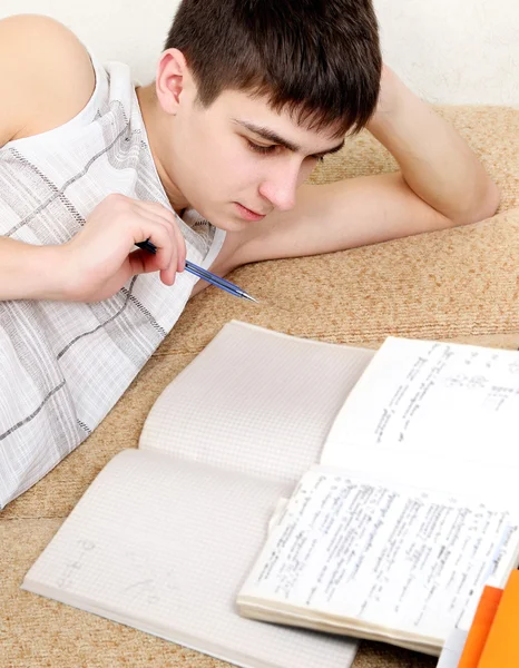 Adolescente fazendo lição de casa — Fotografia de Stock