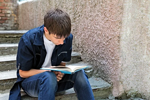 Teenager mit dem Buch im Freien — Stockfoto