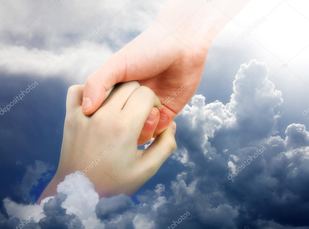 рука помощи бога. молится на фоне неба. рука тянется к руке. человек протягивает руку помощи. дуа руки.