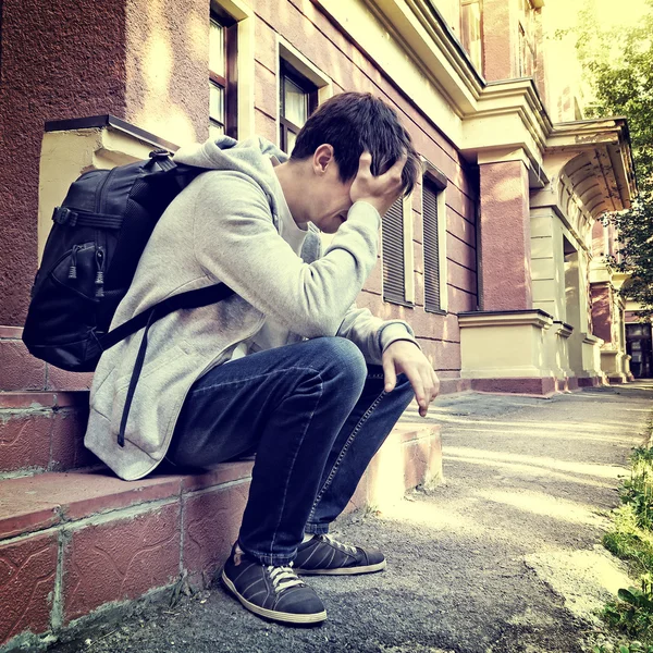 Triste joven hombre al aire libre —  Fotos de Stock