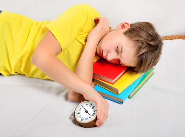 Müdes Kind schläft auf den Büchern — Stockfoto