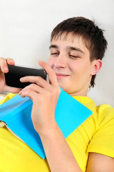 Teenager mit Handy — Stockfoto