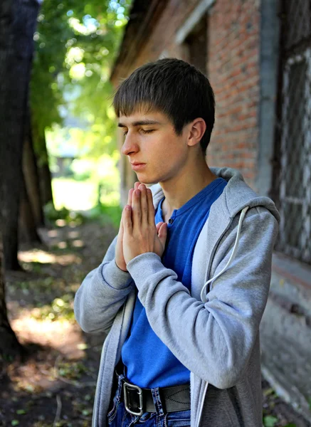 年轻男人祈祷室外 — 图库照片