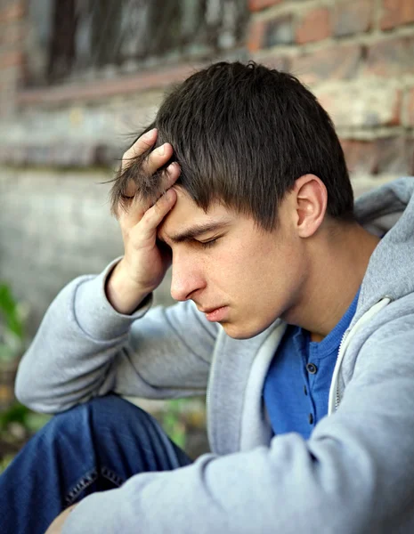 Hombre joven estresado al aire libre — Foto de Stock