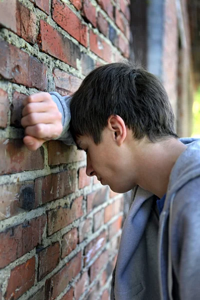 Smutne, młody człowiek przez ściany — Zdjęcie stockowe
