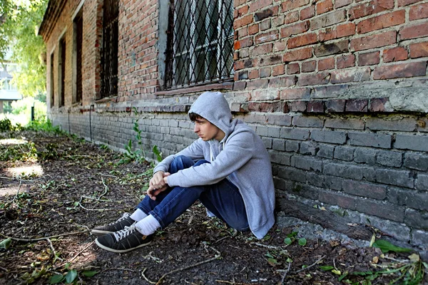 Triste giovane uomo all'aperto — Foto Stock