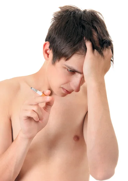 Стрессовый молодой человек с сигаретой — стоковое фото