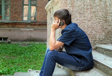 cep telefonu ile genç adam