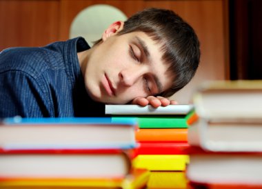 Genç adam uyku kanunda