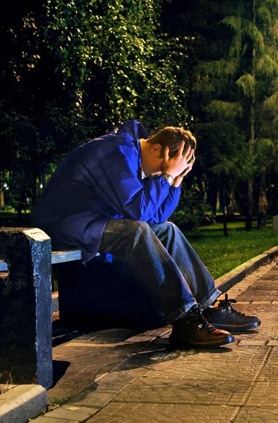 Verdrietig Man in de nacht Park — Stockfoto