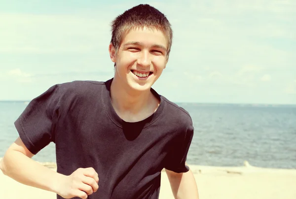 Joven feliz en la playa —  Fotos de Stock