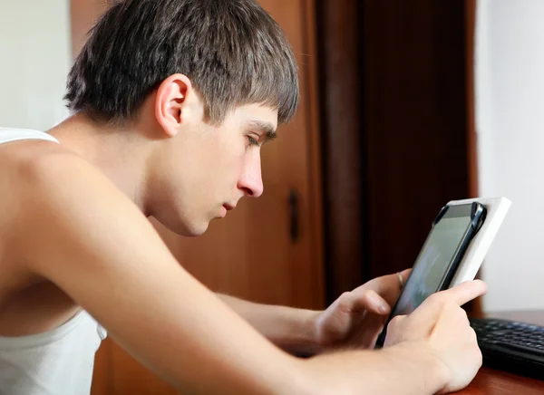 Tablet bilgisayarlı genç adam — Stok fotoğraf