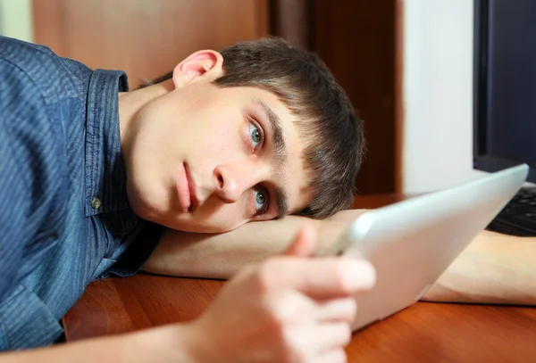 Hombre joven con tableta — Foto de Stock