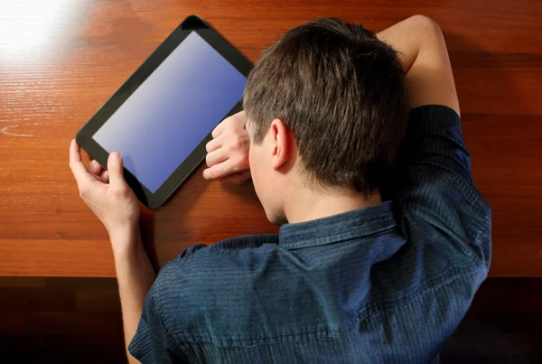 Man slapen met Tablet PC — Stockfoto