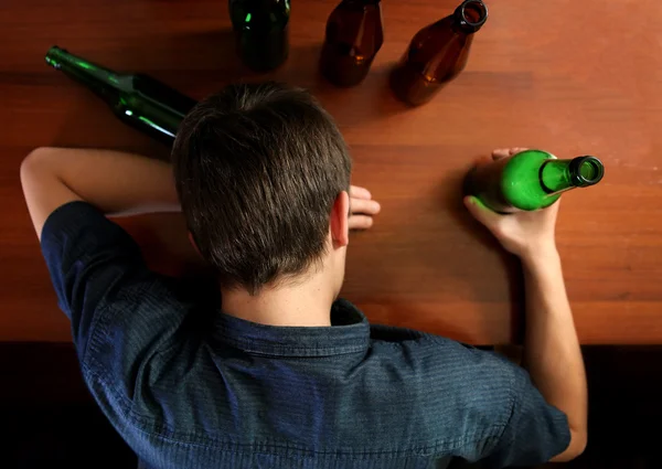 Jonge Man met het bier — Stockfoto