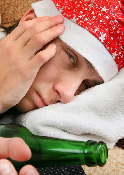 Joven con una cerveza — Foto de Stock