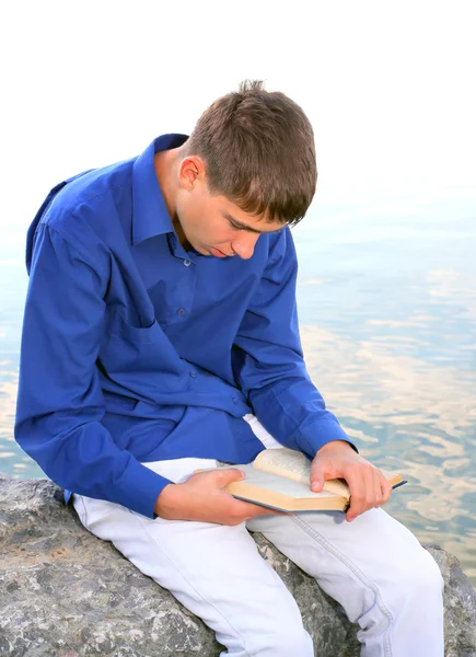 Jeune homme avec un livre — Photo