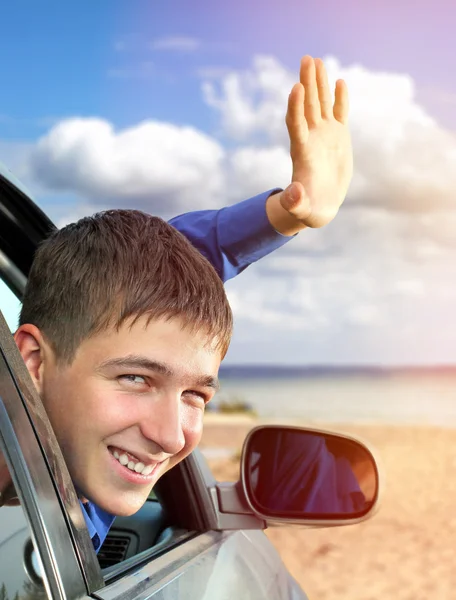 Jeune homme dans une voiture — Photo