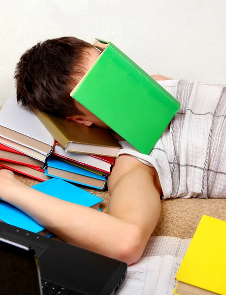 Estudante dorme com um livro — Fotografia de Stock