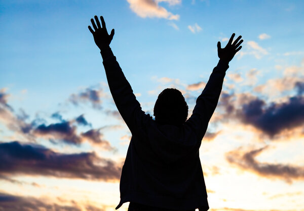 Силуэт счастливого человека
