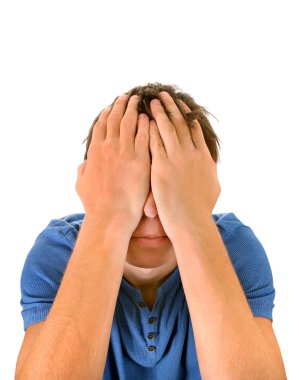 Genç adam gözlerini