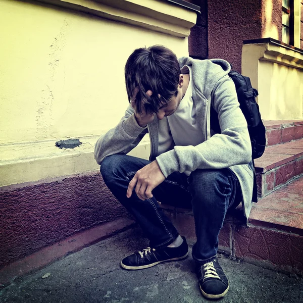 Surullinen nuori mies ulkona — kuvapankkivalokuva