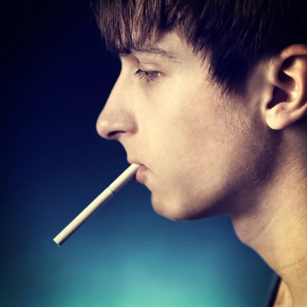 Joven con cigarrillo — Foto de Stock