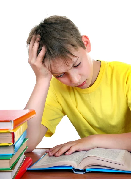 Stanco ragazzo alla scrivania della scuola — Foto Stock