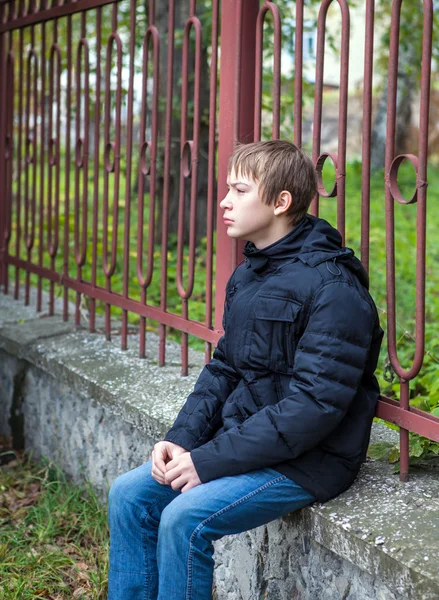 Triste adolescente al aire libre — Foto de Stock