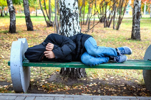 Hajléktalan tinédzser a padon — Stock Fotó