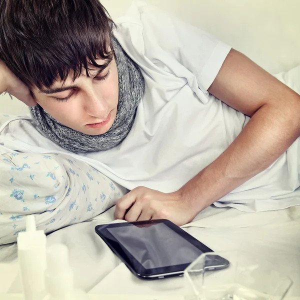 Junger Mann mit Tablet-Computer — Stockfoto