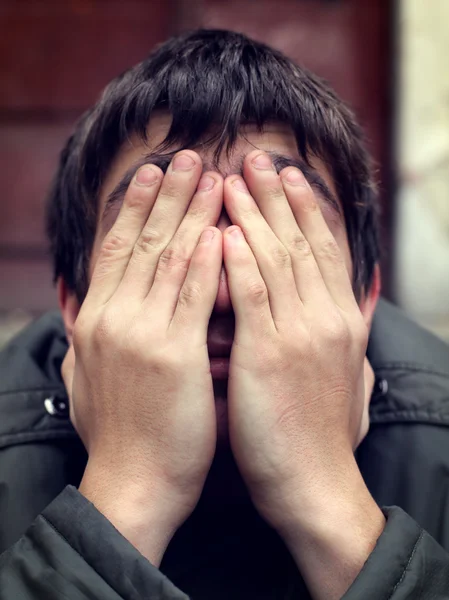 Triste hombre al aire libre — Foto de Stock