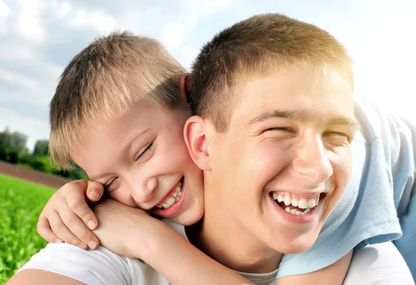 Szczęśliwy braci odkryty — Zdjęcie stockowe