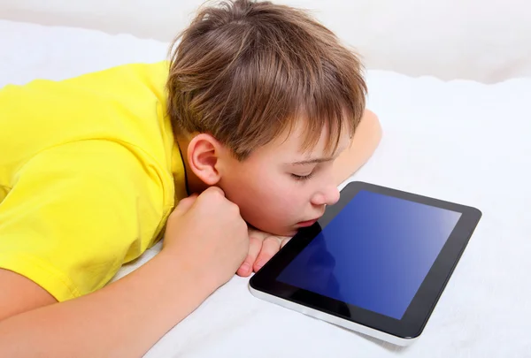 Niño cansado con Tablet Computer — Foto de Stock