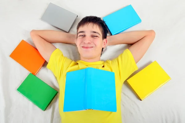 Glücklicher junger Mann mit den Büchern — Stockfoto