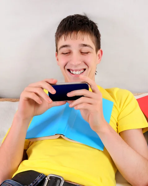 Teenager mit Handy und Büchern — Stockfoto