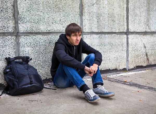 Triste joven hombre al aire libre —  Fotos de Stock