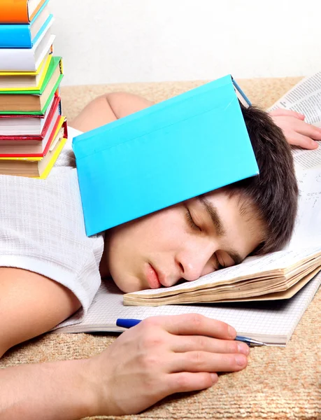 Adolescente dormir com os livros — Fotografia de Stock