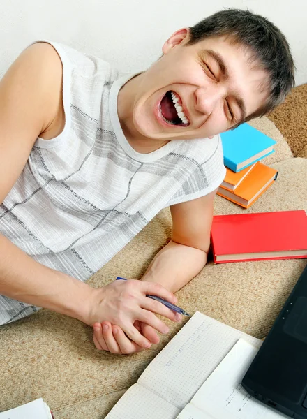 Étudiant joyeux avec les livres — Photo