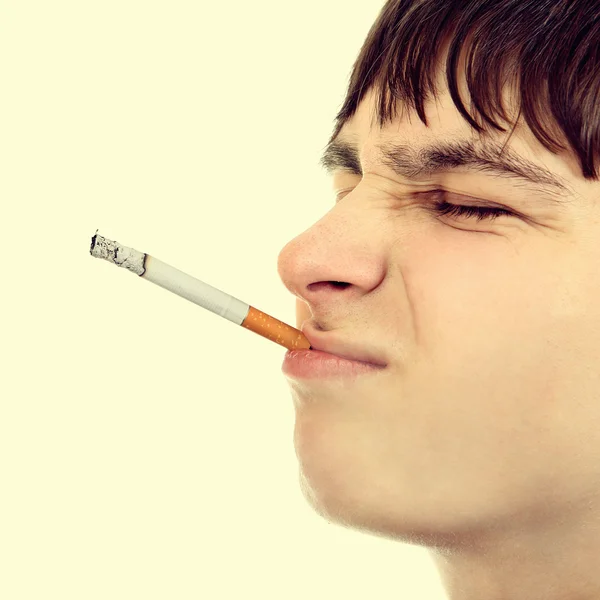 Jongeman met sigaret — Stockfoto