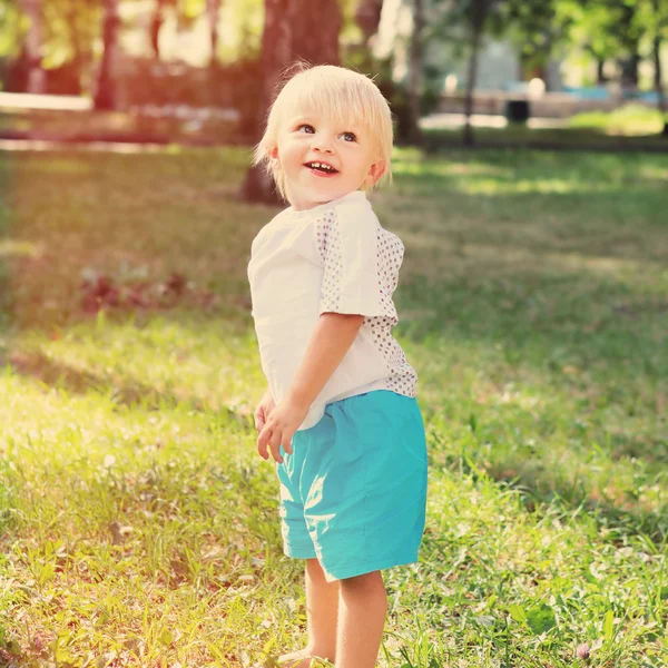 Gelukkig kind buiten — Stockfoto