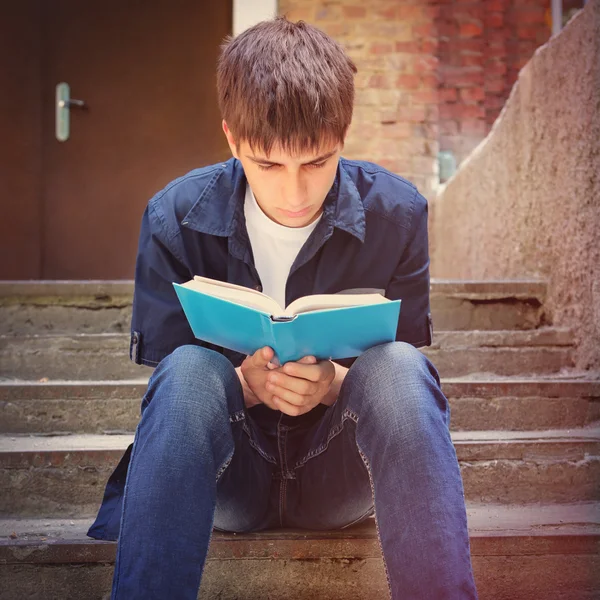 Adolescent lire le livre — Photo