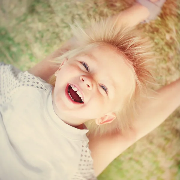 Ευτυχισμένο παιδί υπαίθρια — Φωτογραφία Αρχείου