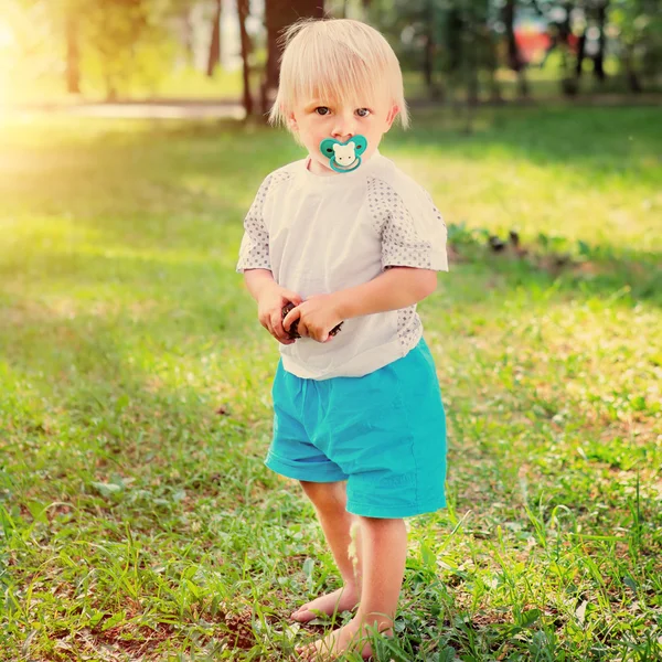 Kind im Park — Stockfoto