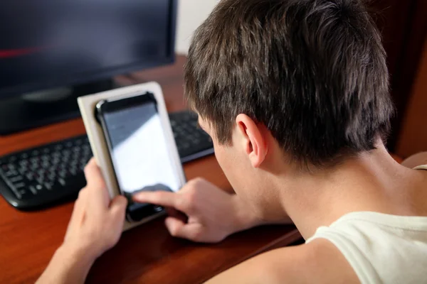 Joven con la tableta — Foto de Stock