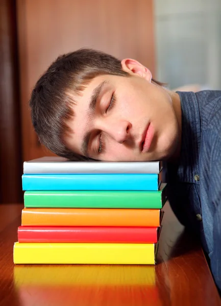 Giovane uomo dormire sui libri — Foto Stock